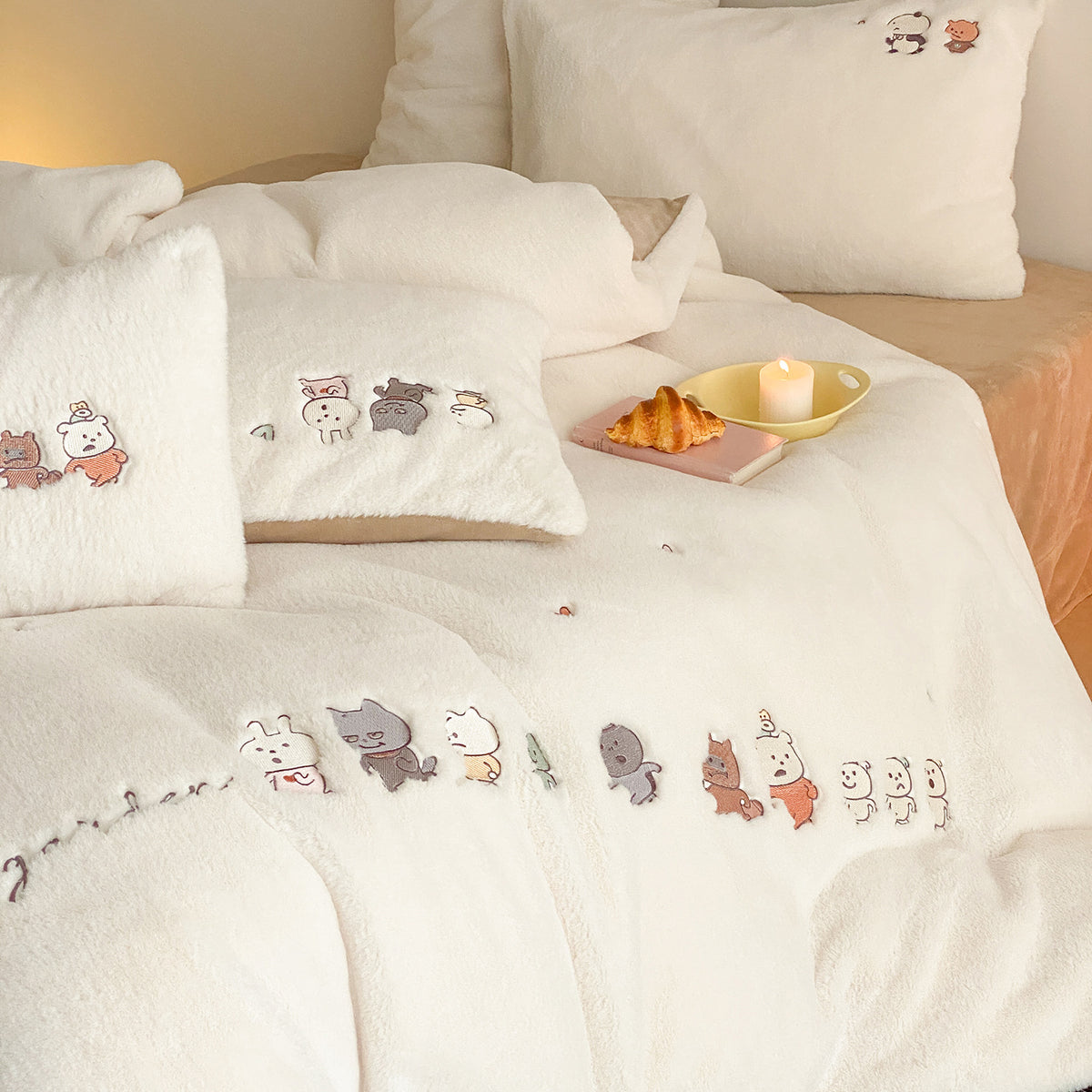 Flauschiges Bettwäsche-Set mit gestickten Cartoon-Tieren und Sherpa-Oberfläche