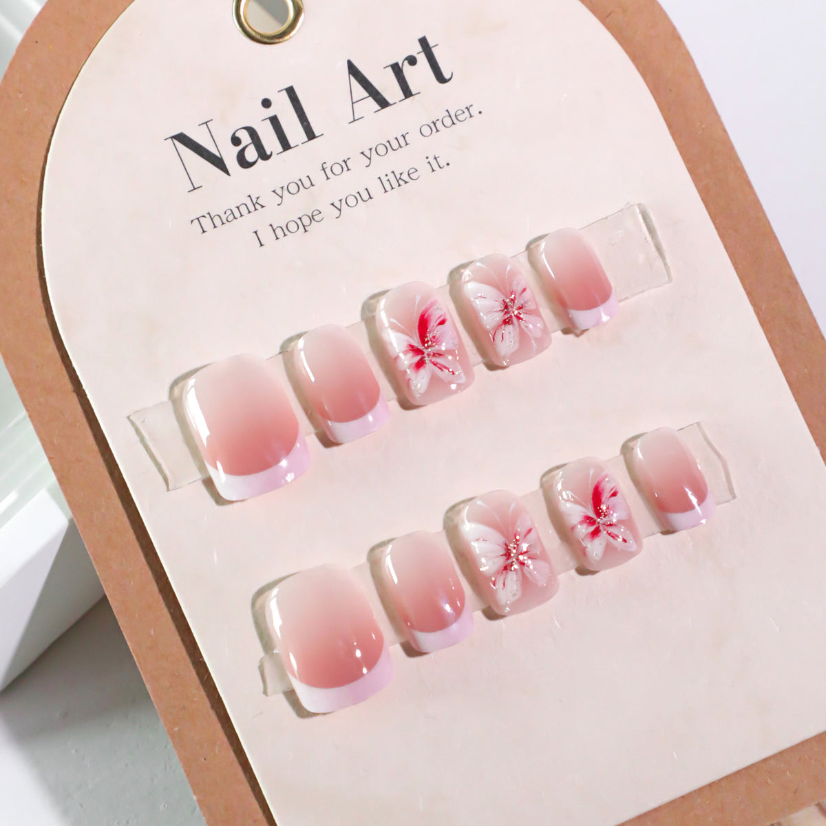 Stilvolle Nagelkunst mit floralen Akzenten Brehn