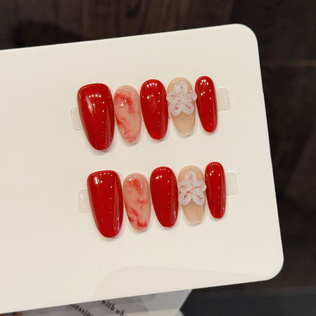 Künstlerische Press-On-Nagelkunst-Set mit floralem und glänzendem Design