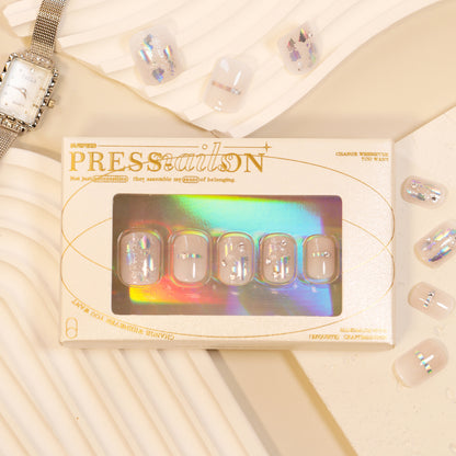 Kunstvolle Nagelkunst mit Glitzerakzenten und eleganten Details Brehn
