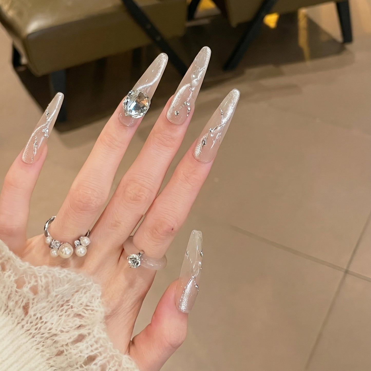 Künstlerisches Stiletto Press-On Nagelset mit Kristallakzenten Brehn