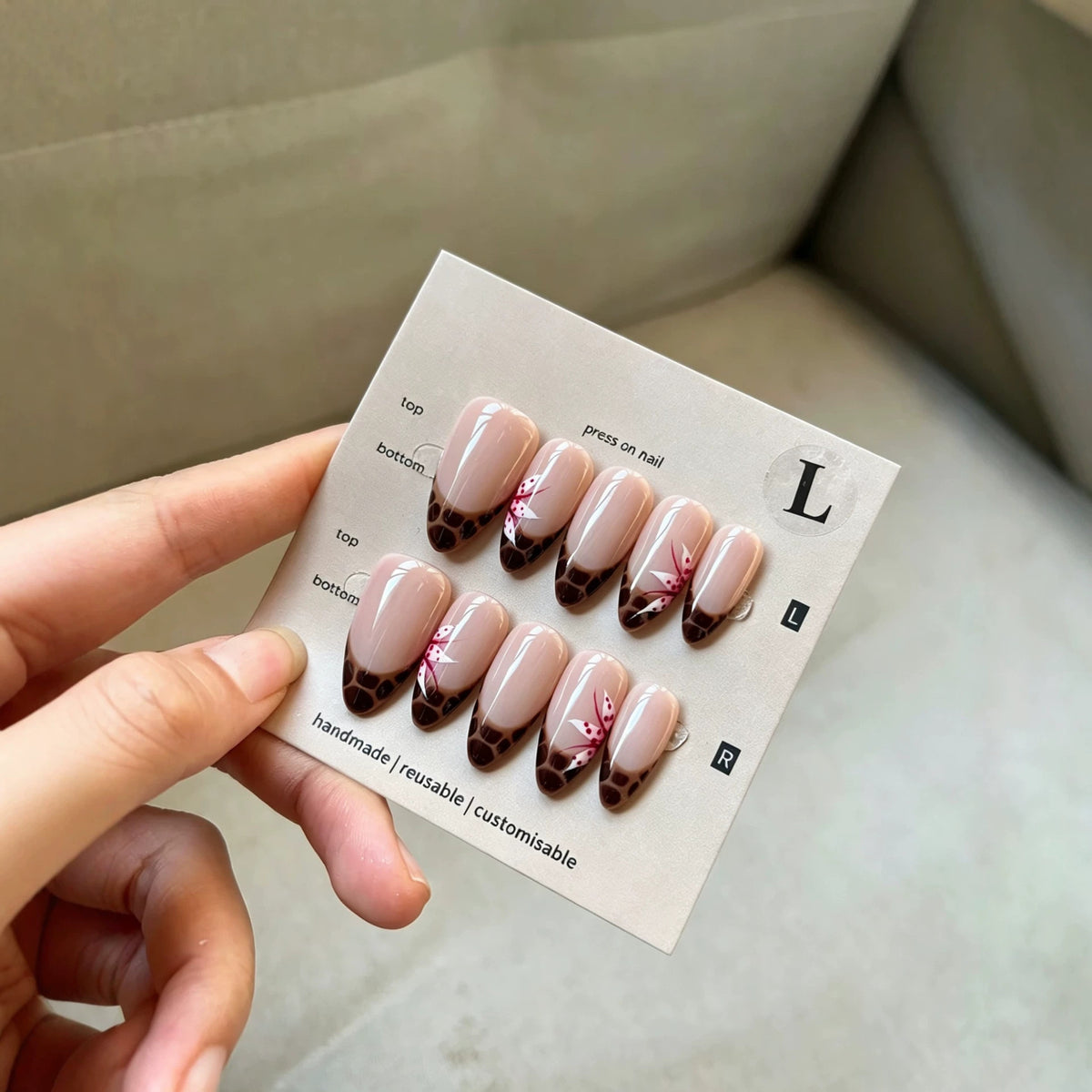 Künstlerisches Press-On Nail Set mit floralem und Giraffen Design