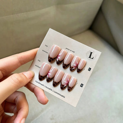 Künstlerisches Press-On Nail Set mit floralem und Giraffen Design