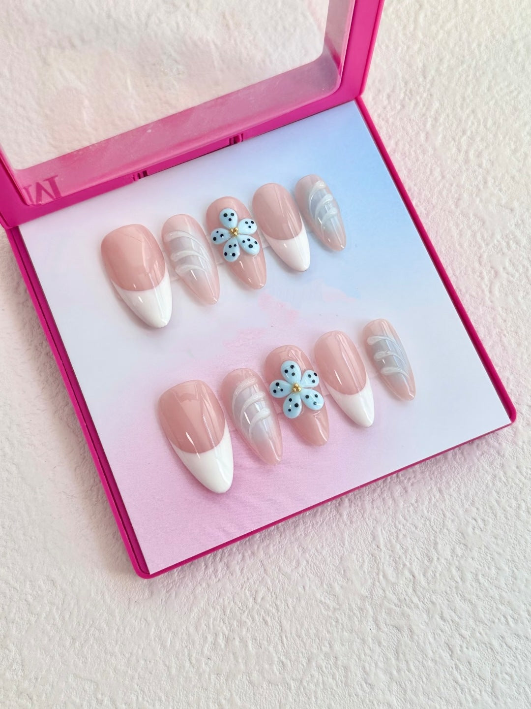 Dekoratives Press-On Nagelkunst-Set mit floralen und Nageldesign-Akzenten
