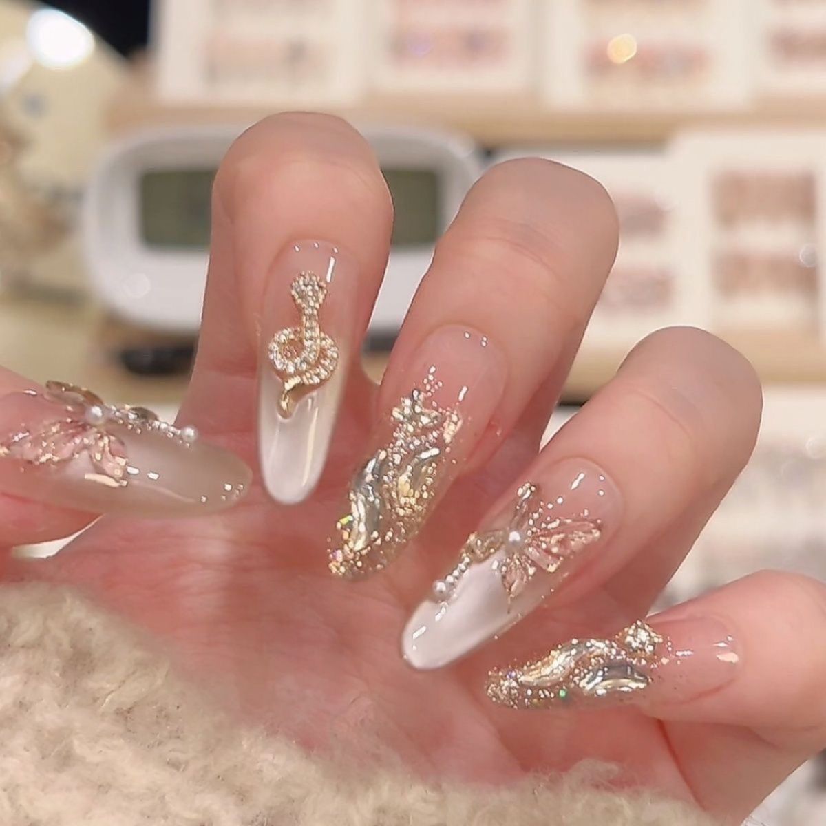 Künstlerische Stiletto Press-On Nagelkunst mit schimmernden Akzenten Brehn