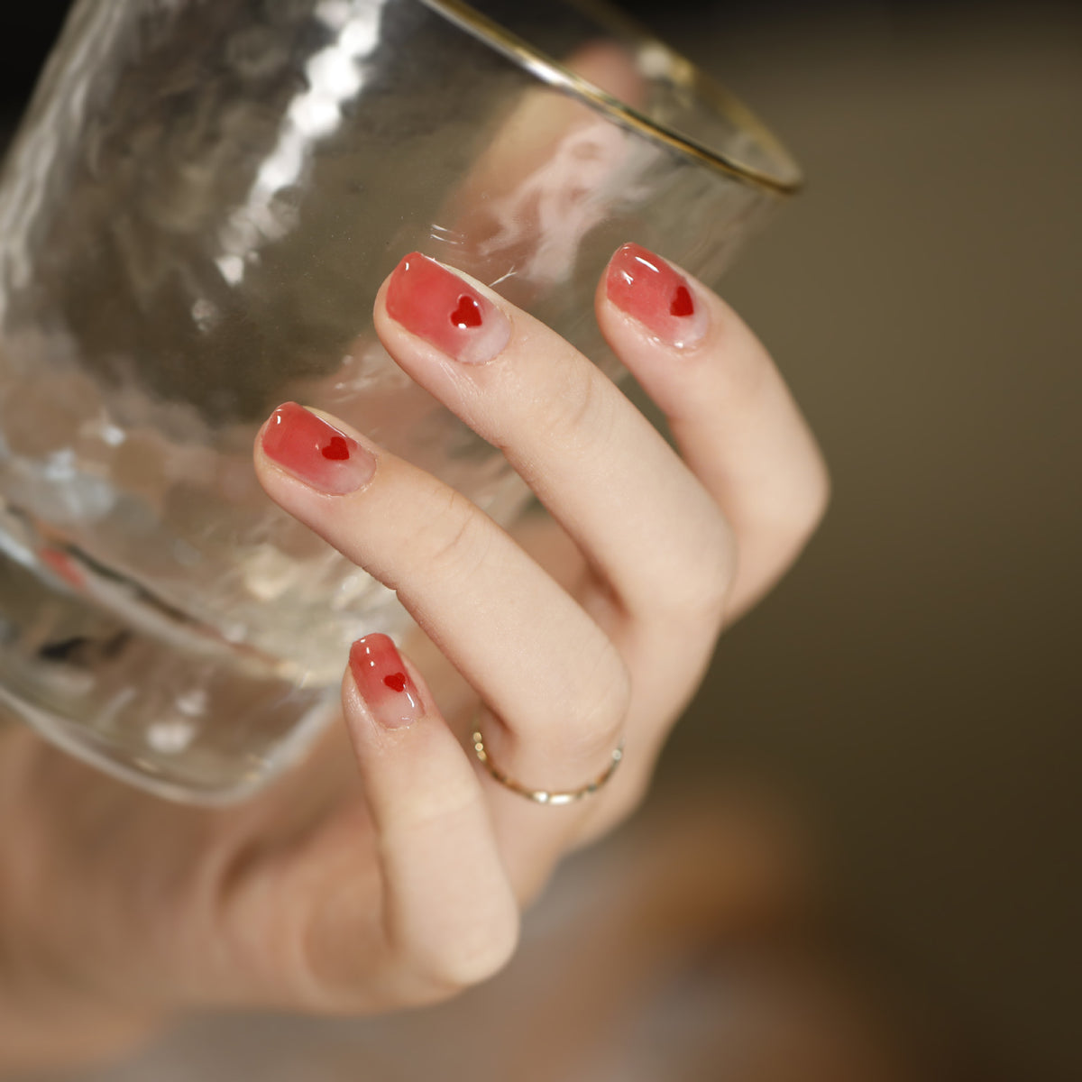 Künstliche Nagelkunst mit herzförmigen Designs und sanften Farbverläufen Brehn