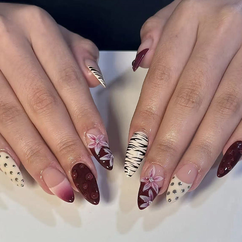 Kunstnagelset mit floralen und tierischen Designs Brehn
