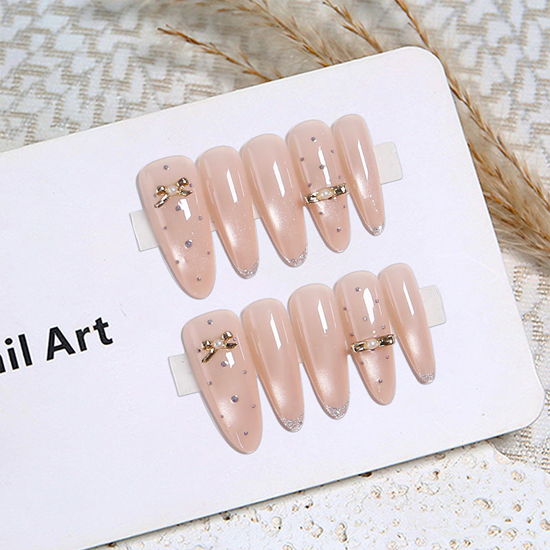 Kunstnagelset mit eleganten Schmuckdetails Brehn
