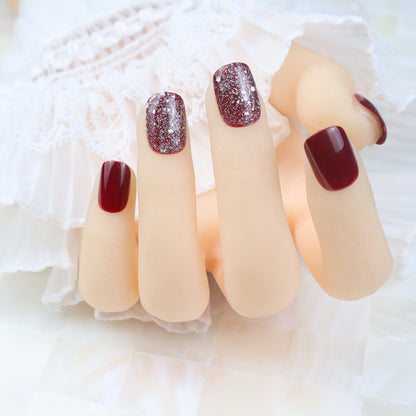 Glänzendes Press-On Nagelset mit Glitzerakzenten Brehn