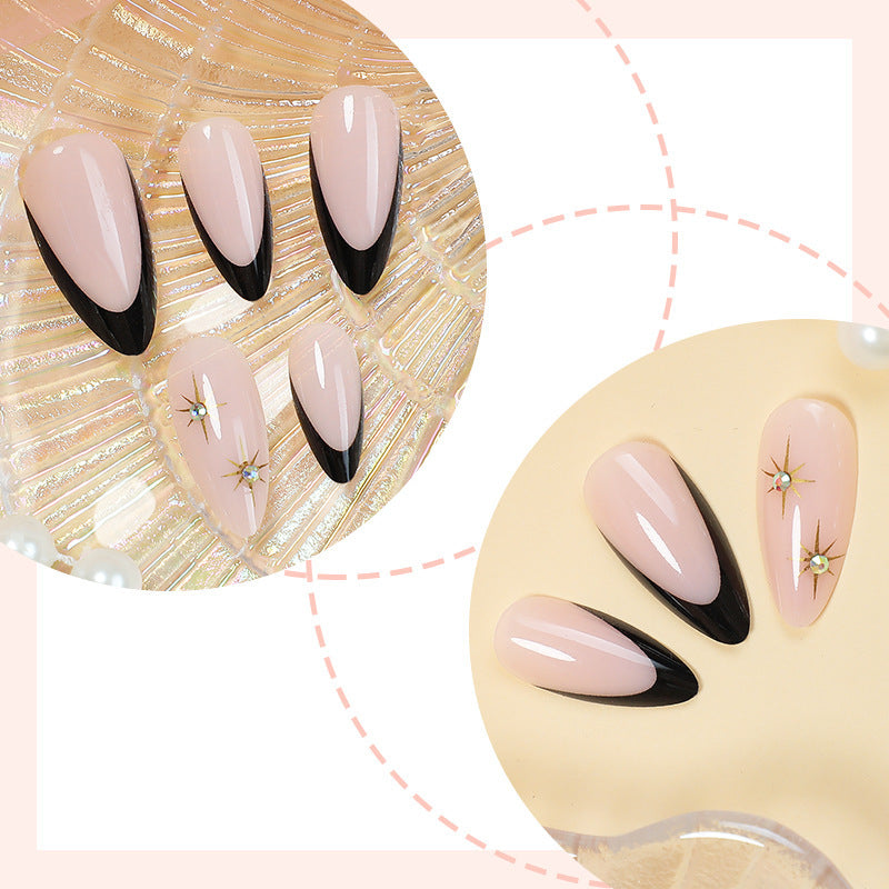 Kunstnagelset mit eleganten schwarzen Akzenten und glamourösen Details Brehn