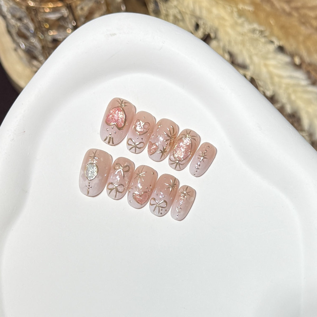 Dekorativer Press-On Nail Art Set mit Herz- und Glitzerakzenten Brehn