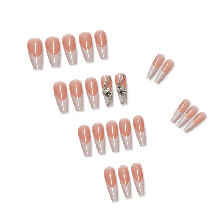 Kunstnagelset mit glamourösen Spitzenverzierungen und eleganten Akzenten Brehn
