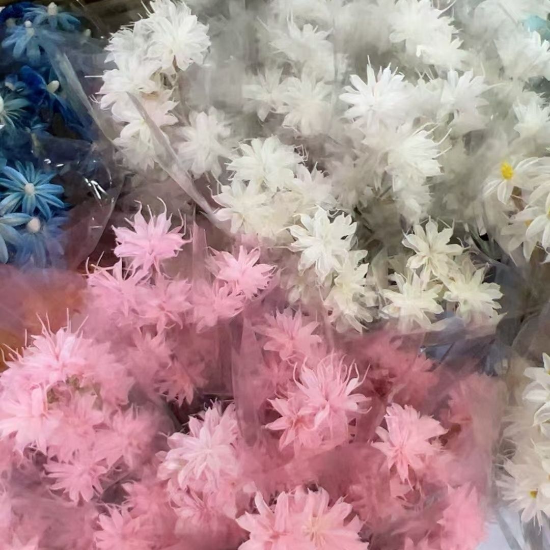 Lebensechte dekorative Blumensträuße