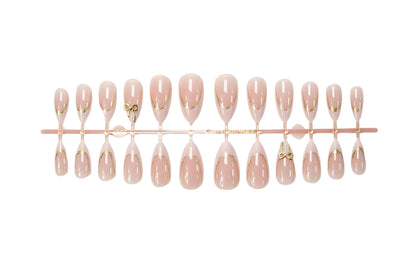 Kunstnagelset mit luxuriösen Spitzen und glamourösen Akzenten Brehn