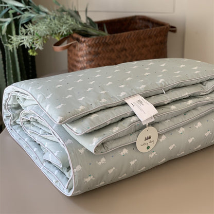 Gesteppte Bettdecke mit Kirsch‑Alloverprint