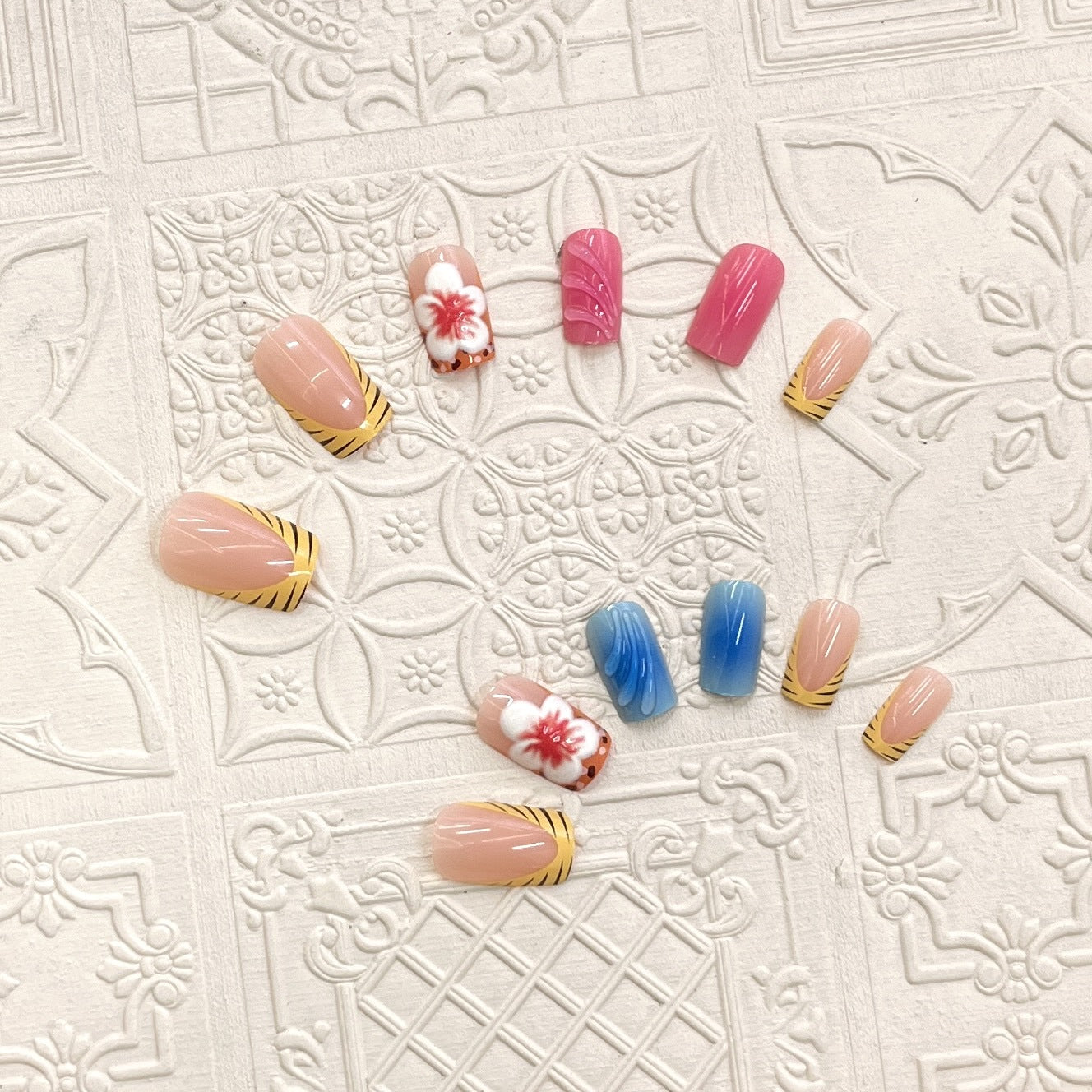 Künstlerisches Press-On-Nagelset mit floralen und Wellenmotiven Brehn