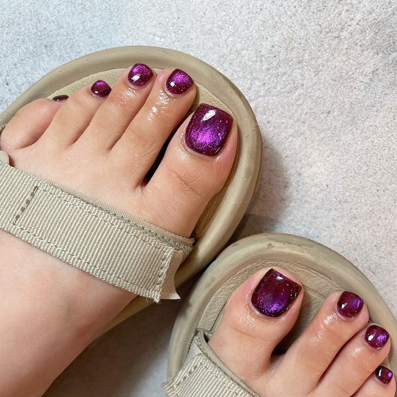 Kunstvolle Fußnagelverzierung mit elegantem Goldakzent Brehn