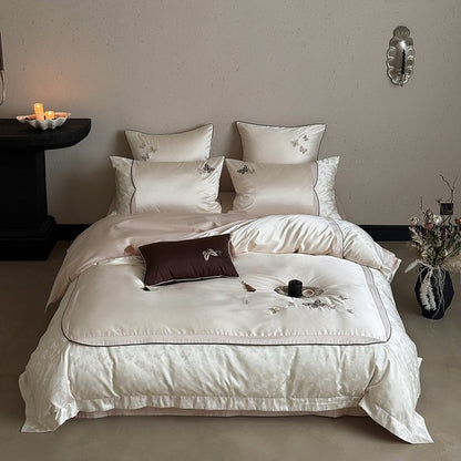 Luxuriöses Satin-Bettwäscheset mit bestickten Schmetterlingen, Zierkissen und Quasten