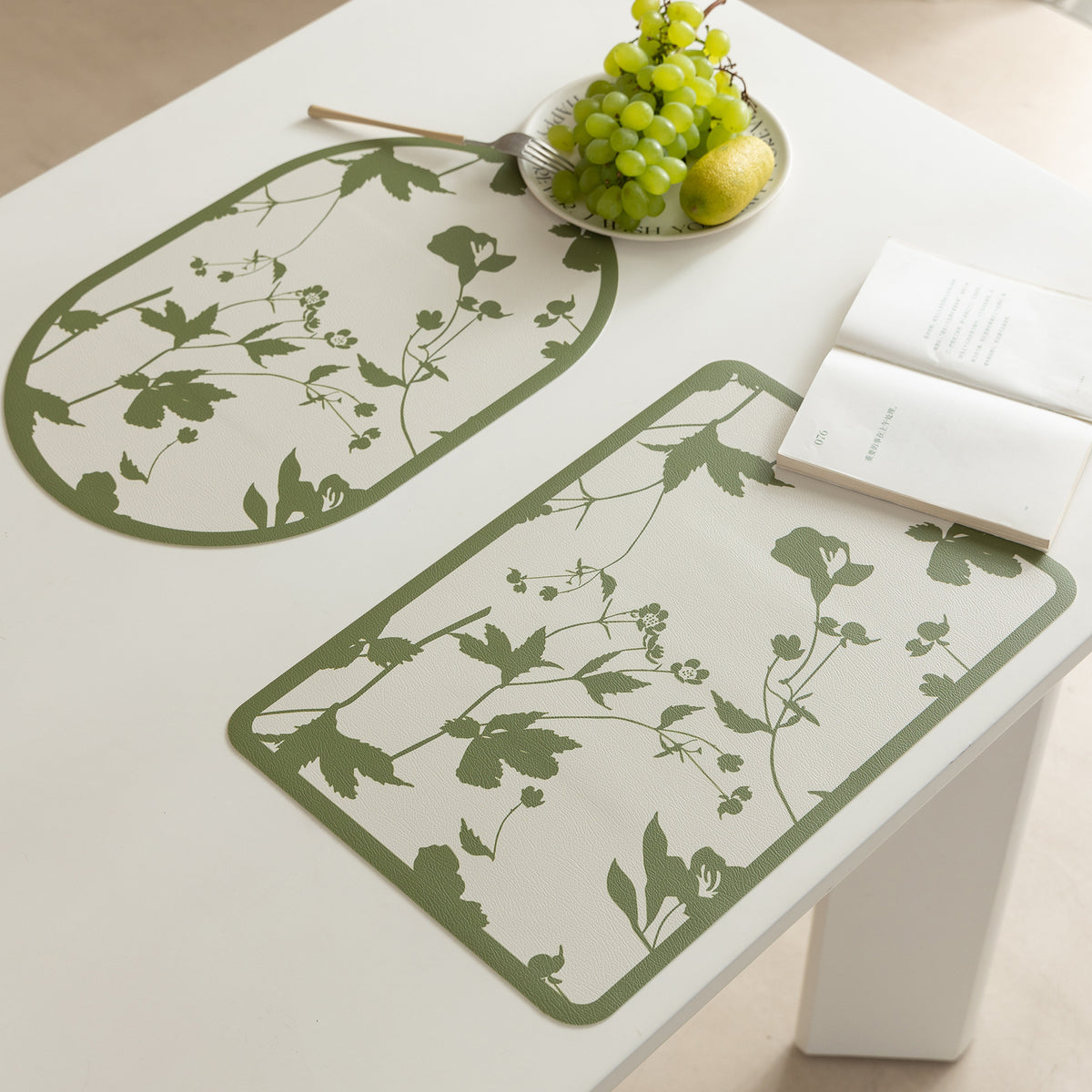 Abwischbare Tischsets aus PU‑Leder mit botanischem Silhouetten‑Design Brehn