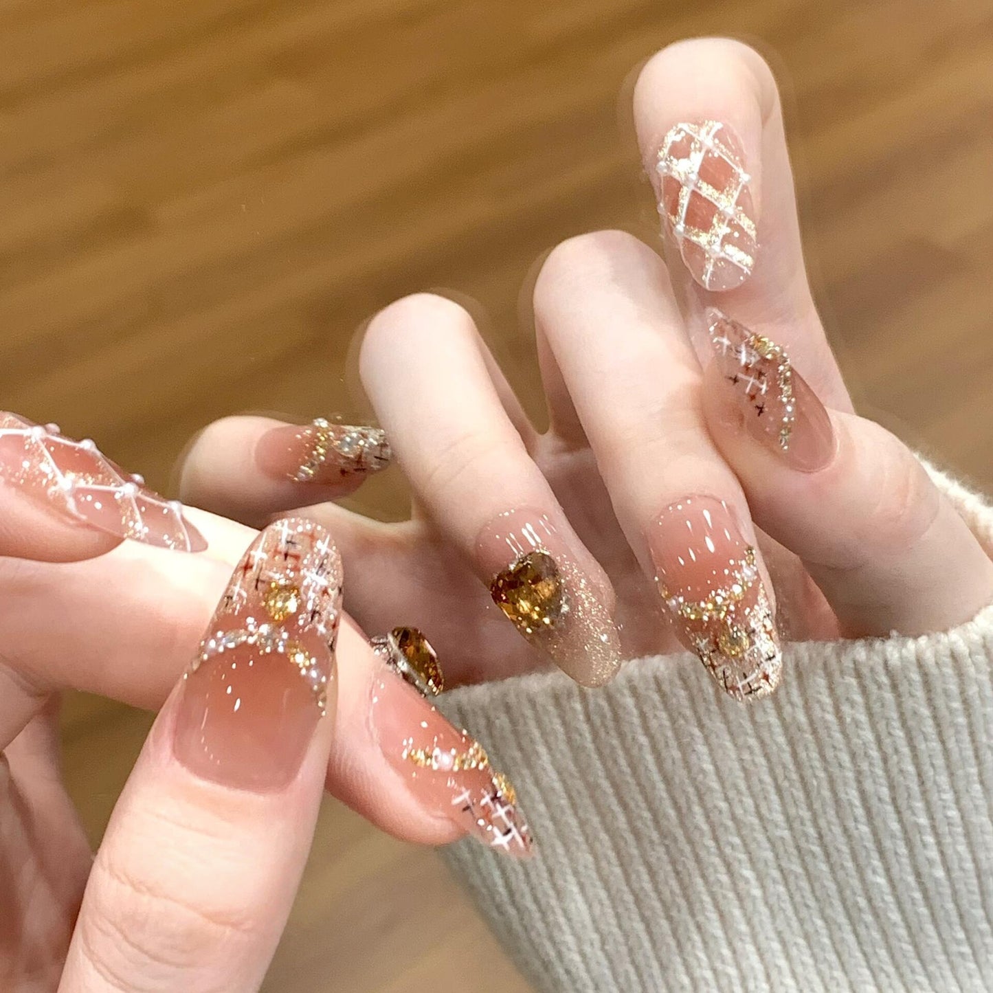 Glamouröse Kunstnägel mit Glitzer- und Herzdesign Brehn