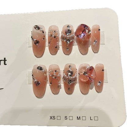 Dekorativer Stiletto Press-On Nagelset mit Strass- und Perlenakzenten