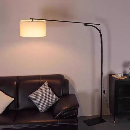 Verstellbare Bogenfußlampe mit elegantem Schirm
