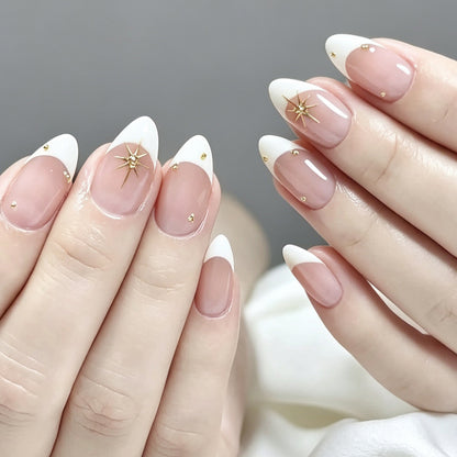 Elegante French Tip Nagelkunst mit goldenen Akzenten Brehn