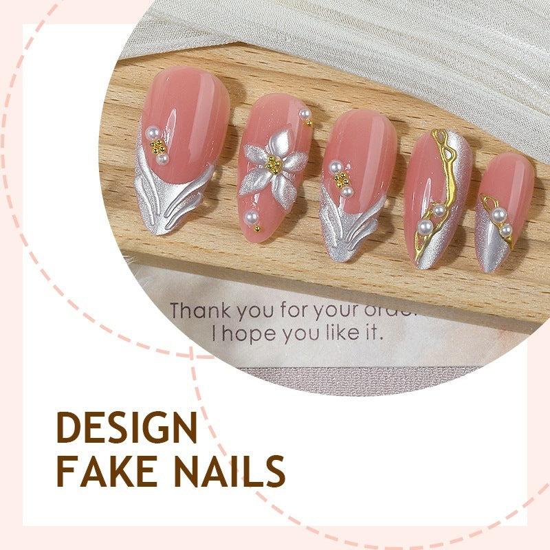 Kunstnagelset mit elegantem Silberspitzen-Design und floralen Akzenten Brehn