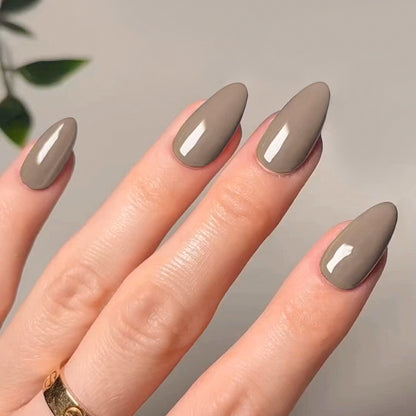 Kunstvolle Stiletto-Nägel mit elegantem Hochglanz-Finish Brehn