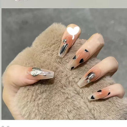 Künstlerische Press-On Nagelspitzen mit metallischen Akzenten