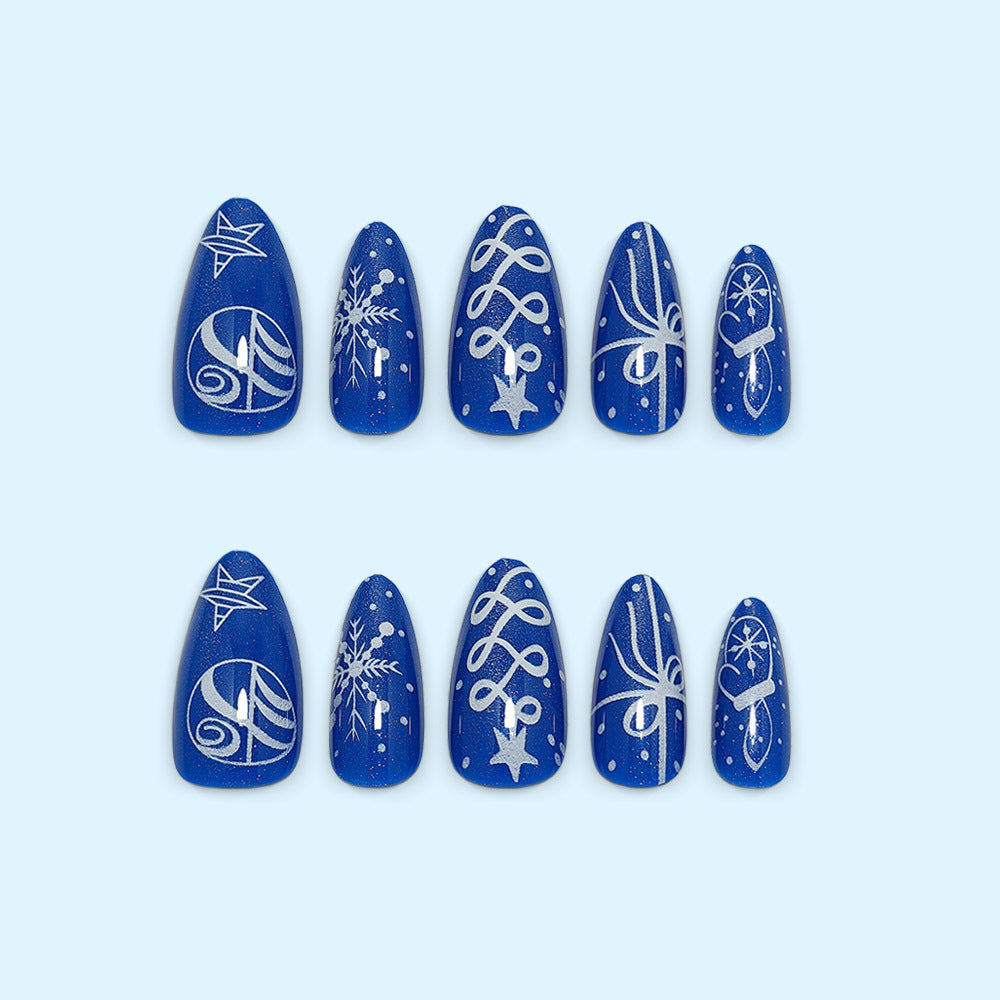 Kunstnägel im festlichen Winterdesign mit glitzernden Schneeflocken und eleganten Verzierungen Brehn