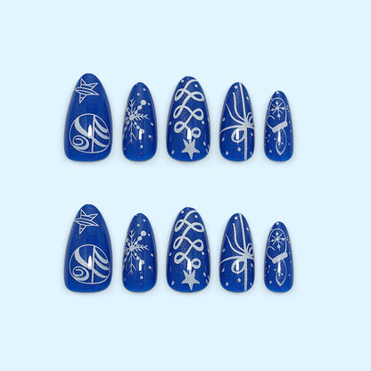 Kunstnägel im festlichen Winterdesign mit glitzernden Schneeflocken und eleganten Verzierungen Brehn