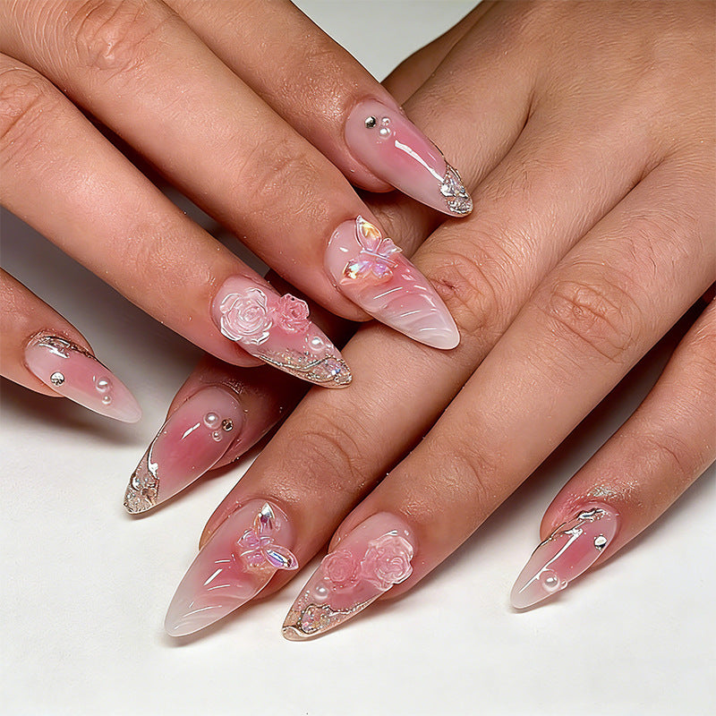 Kunstvolle Nagelspitzen mit romantischem Blütendesign Brehn