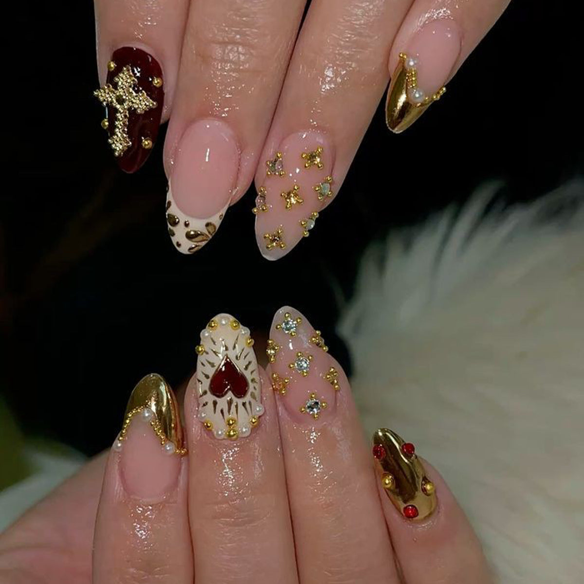 Kunstvolle Nagelkunst mit Strass- und Goldakzenten Brehn