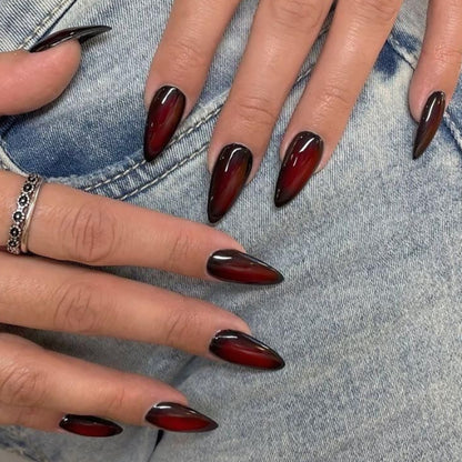 Kunstvolle Stiletto-Nägel mit ombre Effekt Brehn