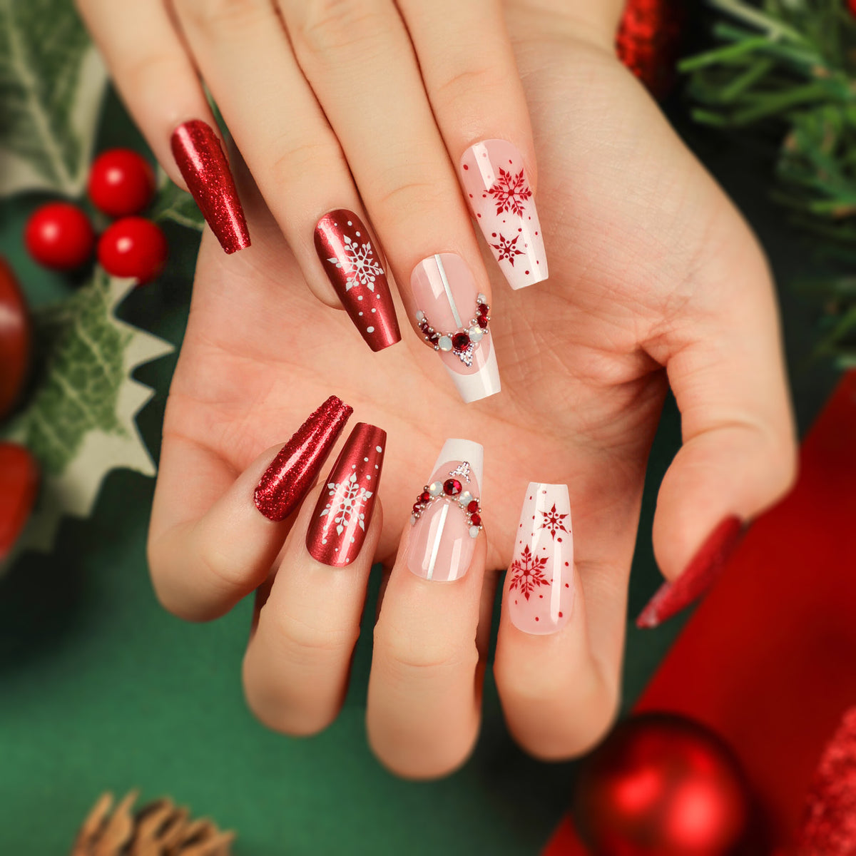 Kunstvolle Nagelverlängerungen mit Glitzer und Strassverzierungen Brehn
