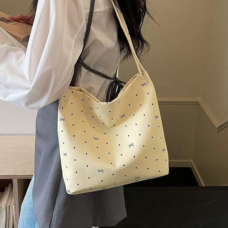 Lässige gepunktete Schultertasche