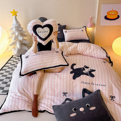 Kuschelige Microfleece-Bettwäschegarnitur mit 3D-Katzenapplikation und Herz-Zierkissen