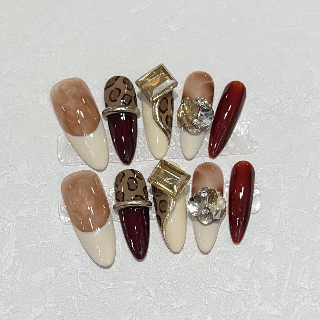 Stiletto Press-On Nagelkunst Set mit dekorativen Edelsteinakzenten Brehn