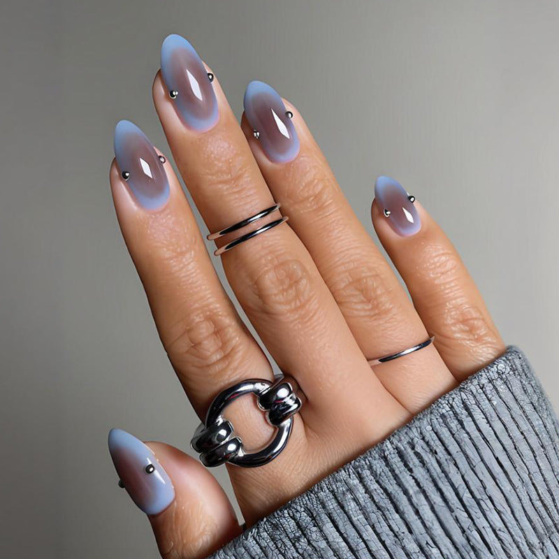 Kunstnagelset mit eleganten Farbverlauf und dekorativen Akzenten Brehn