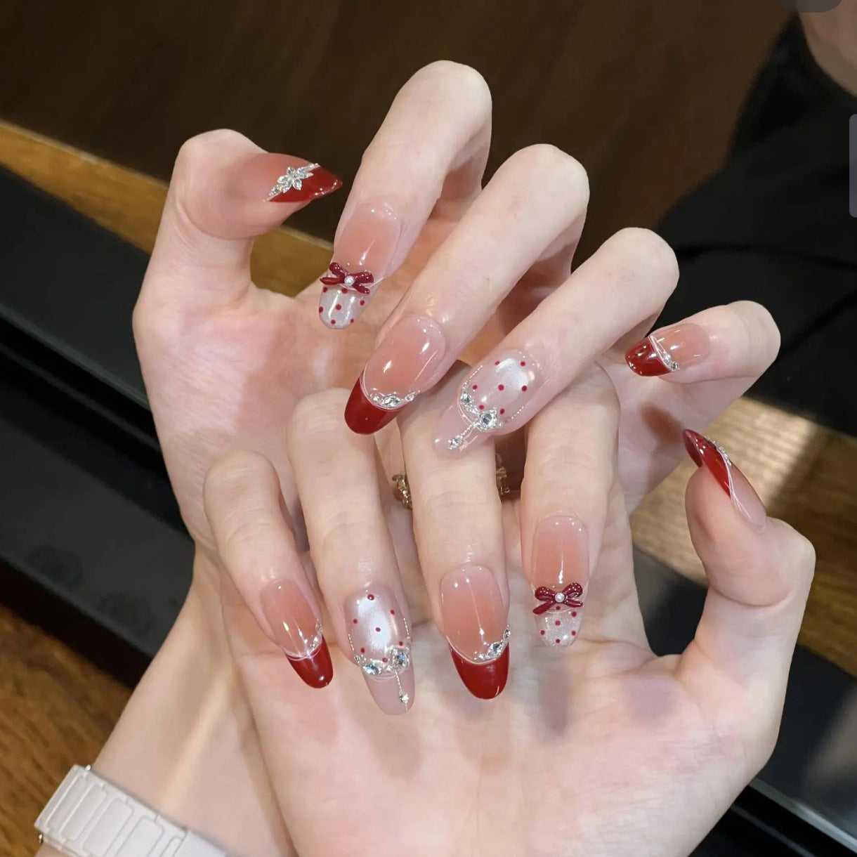 Dekoratives, urlaubsbezogenes Press-On-Nagelset Brehn