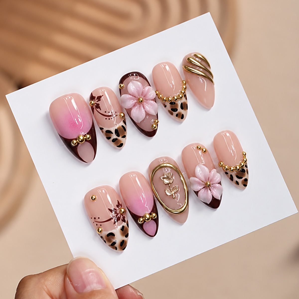 Kunstnagelset mit luxuriösen Akzenten Brehn
