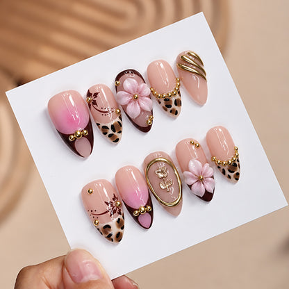 Kunstnagelset mit luxuriösen Akzenten Brehn