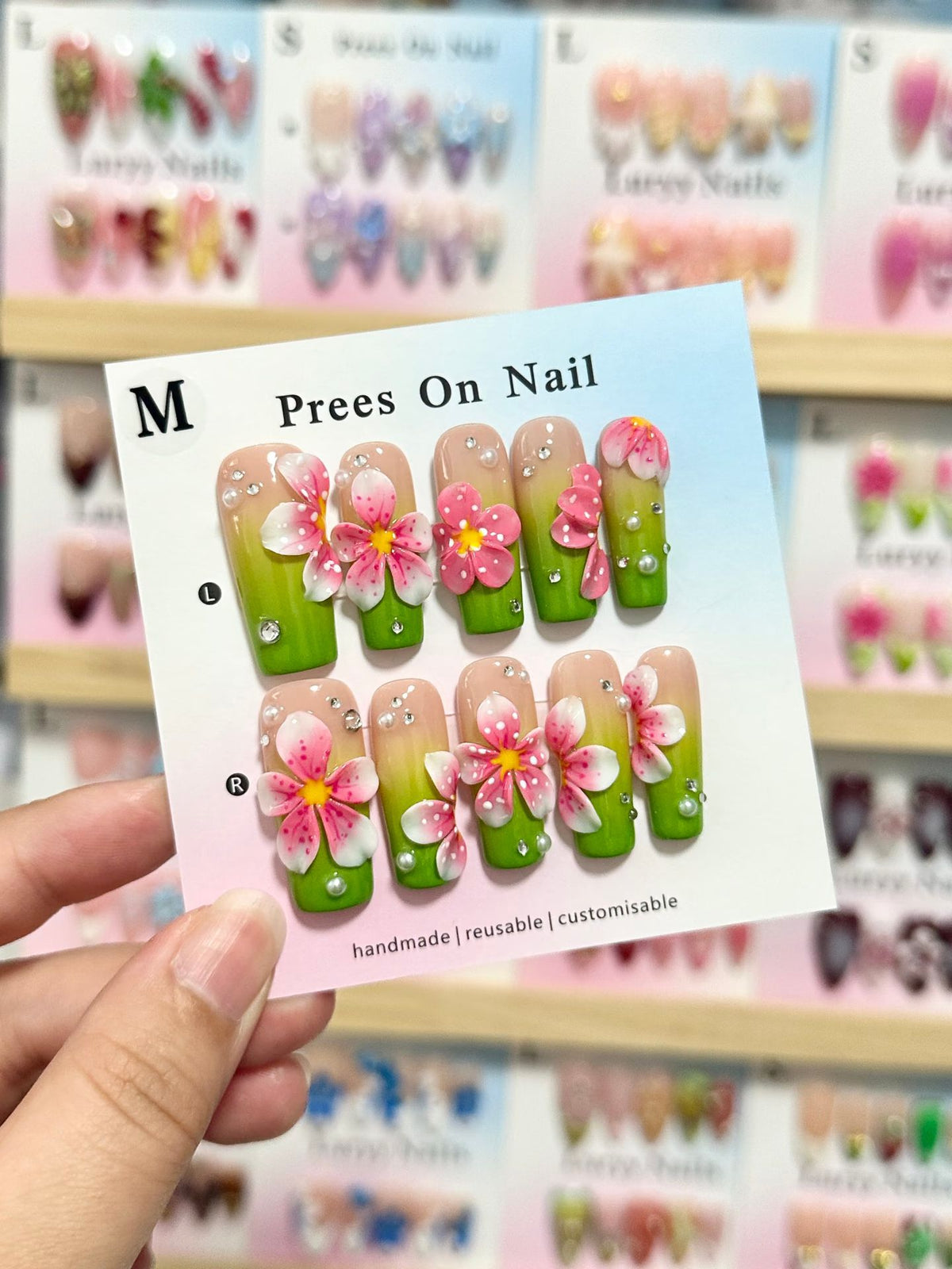 Künstlerisches Press-On-Nagel-Set mit floralen und grünen Akzenten