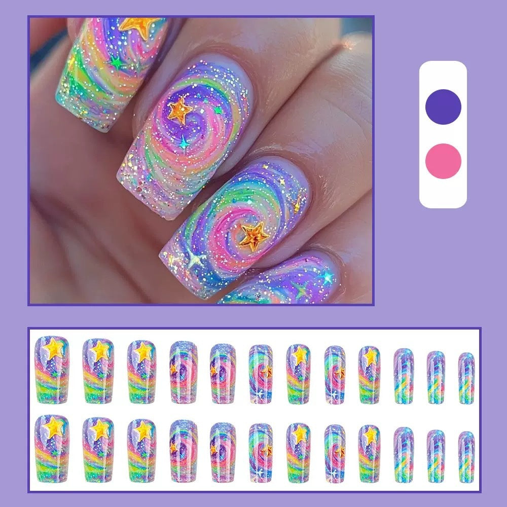 Glitzerndes Kunstnagelset mit buntem Spiral-Design und Sternenakzenten Brehn