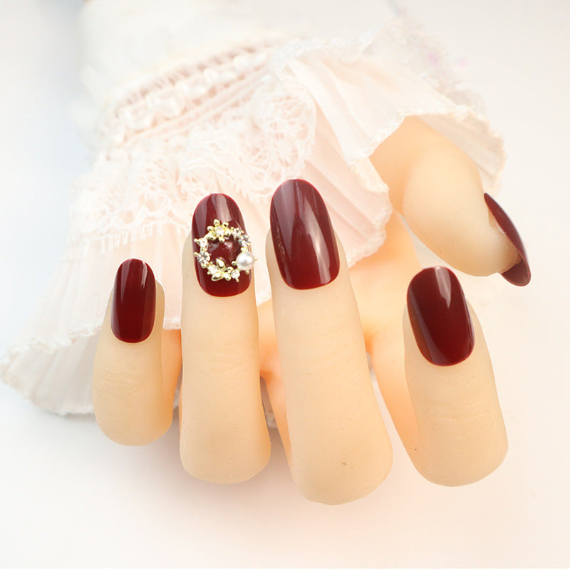 Glänzendes rotes Press-On-Nagelset mit eleganten Perlenakzenten Brehn