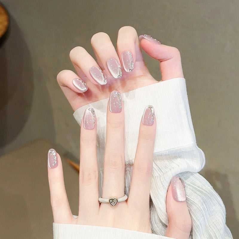 Elegante Kunstnagelspitzen mit Glitzereffekten Brehn