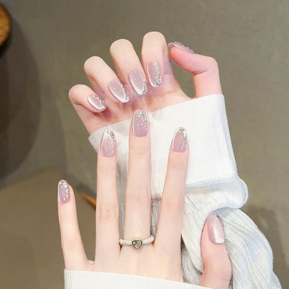 Elegante Kunstnagelspitzen mit Glitzereffekten Brehn