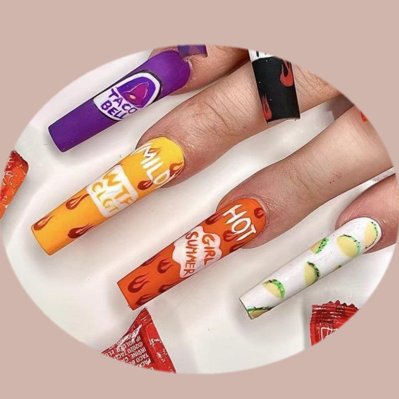 Kreative Kunstnägel mit bunten und einzigartigen Designs Brehn