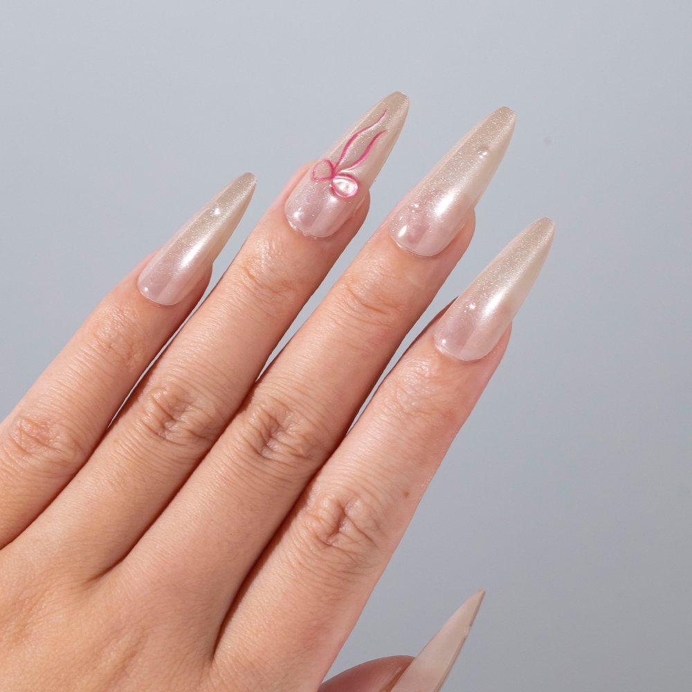 Elegantes Stiletto Press-On Nagelset mit Schleifenakzenten Brehn